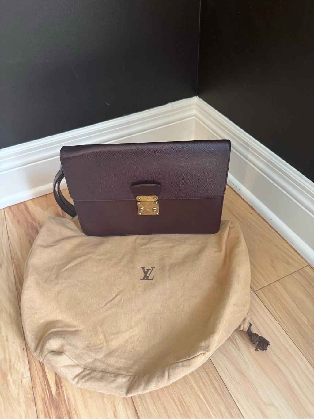Rare Vintage Louis Vuitton Bordeaux Taiga Sellier Dragonne With Gold Hardware